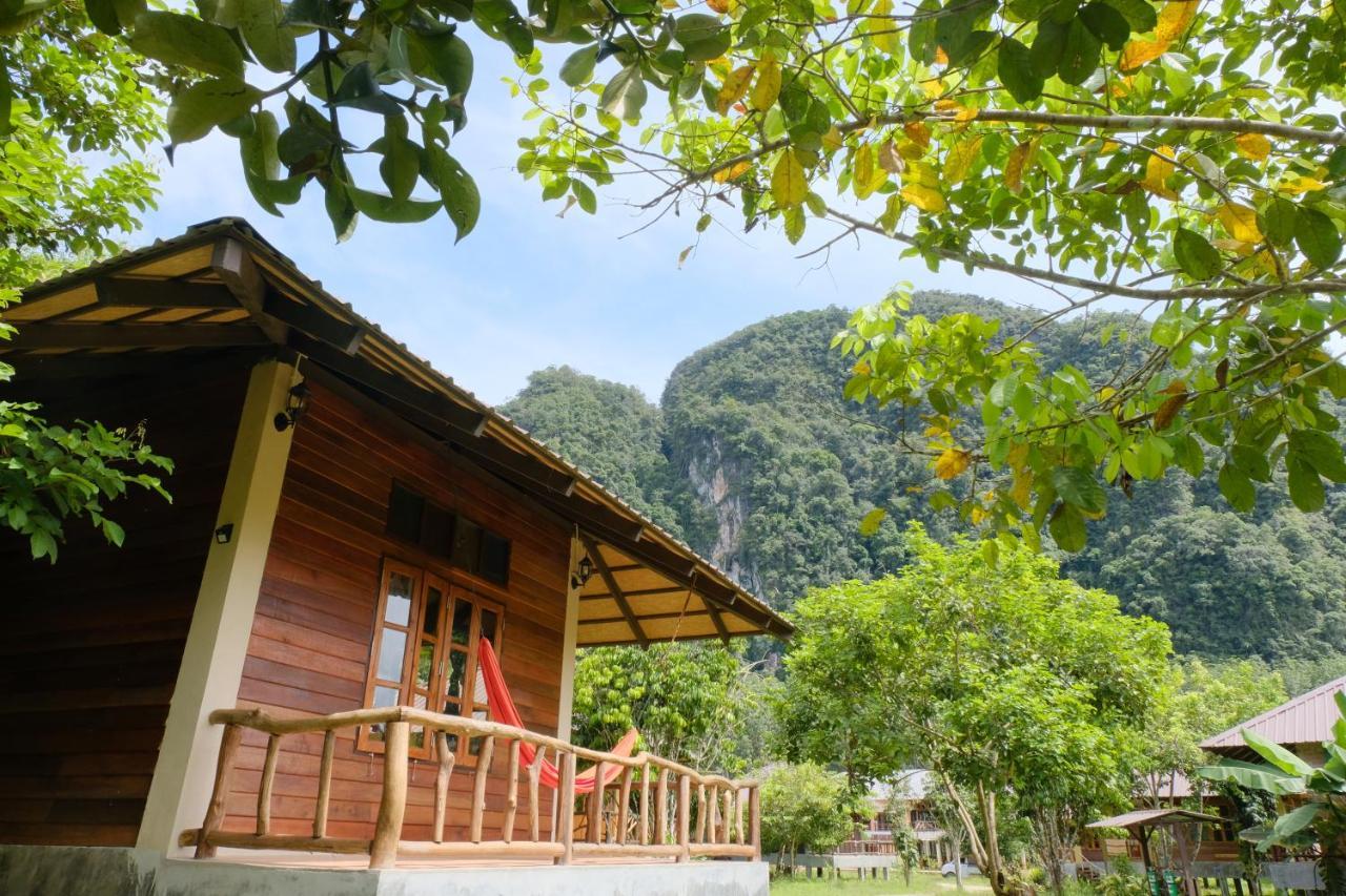 Monkey Mansion - Jungalows & Tours Khao Sok National Park Exterior foto